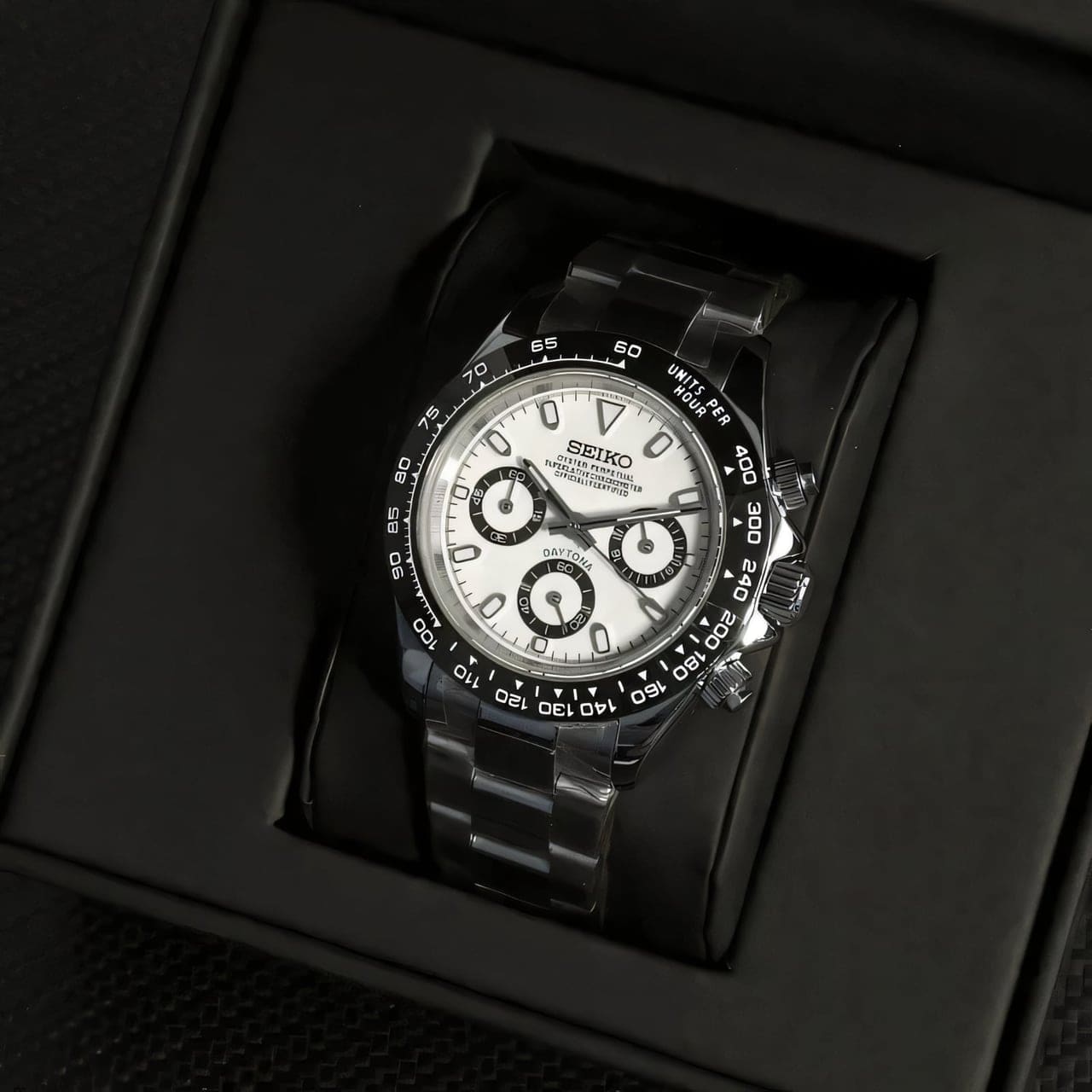 Seikona Modell Daytona Panda in seinem Etui