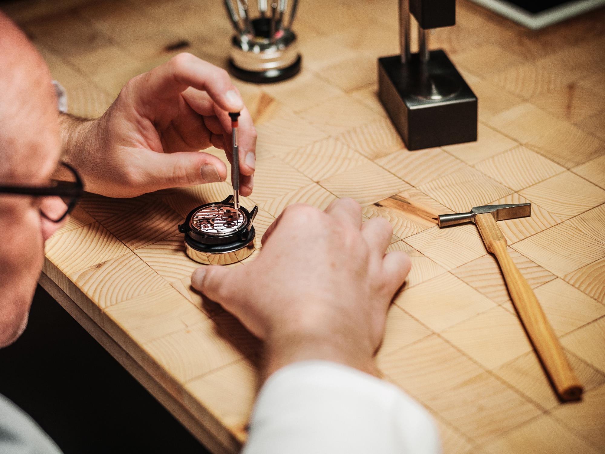 Seiko-Mod-Uhr von Goteia, in der Werkstatt von Hand montiert