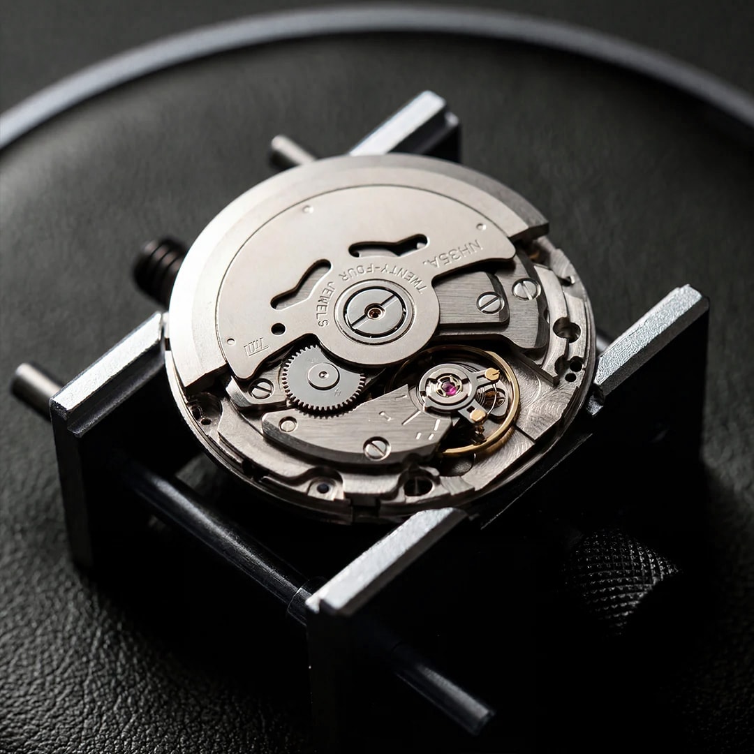 Automatische Seiko-Mod-Uhr von Goteia, in der Hand gehalten
